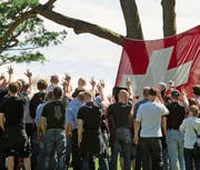 Eine Gruppe Rechtsextremer rottet sich auf dem Rütli zusammen. (Bild: Symbolbild/Keystone (5. August 2012))