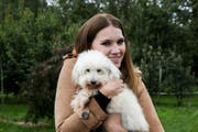 Kerstin Cook mit einem Hund aus dem Tierheim Altnau. (Bild: pd)