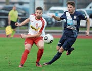 Den Kontrahenten einen Schritt voraus: Amriswils Patrick Züllig (links) kommt gegen den Arboner Gegenspieler zum Flanken. (Bild: Mario Gaccioli)
