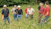Die Fachjury beim Besichtigen der Bergwiese von Melch Knaus: Alfred Brülisauer, Martin Zimmermann, Antonia Zurbuchen, Andrea Knaus, Toni Huber, Voji Pavlovic und Melch Knaus (von links). (Bilder: Christiana Sutter)