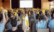 Vollbesetzte Bitzihalle: Bei den Abstimmungen über die Jahresrechnungen fällt das Ergebnis noch sehr deutlich aus. (Bild: Georg Stelzner)