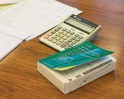 Unumgängliches Hilfsmittel: Der Rechner. (Bild: Hanspeter Schiess)