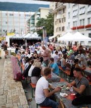 Sitzgelegenheiten laden am World Food Festival zum Verweilen ein: wie hier in Grenchen. (Bild: PD)