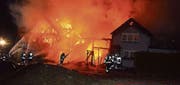 Das Gebäude steht im Vollbrand. (Bild: PD)