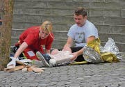 Sabrina Frei leistet bei einem Waldunfall Erste Hilfe.