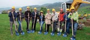 Vertreter von Gemeinde, Ortsgemeinde, privaten Grundeigentümern und Unternehmen beim symbolischen Spatenstich. (Bild: Hanspeter Thurnherr)