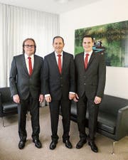 Die Bankleitung mit Daniel Schwarzenbach (Services), Ruedi Bleichenbacher (Vorsitzender) und Daniel Fischer (Markt und Vertrieb). (Bild: PD)