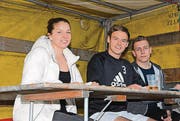 Drei von vielen Helfern beim Fussballfestival.
