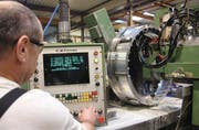 Präzisionsarbeit: CNC-Fachmann Eugen Bouvier bearbeitet mit der Fräsmaschine einen Axialdiffusor für Gasverflüssigungsturbinen. (Bild: Martin Sinzig)