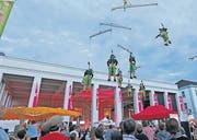 Die schwebende französische Trommeltruppe Mobile Homme. (Bild: Eddy Risch (Liechtensteiner Vaterland))