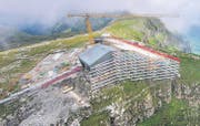 Das neue Restaurant auf dem Chäserrugg, wie es sich Ende August präsentierte. Für die GV 2015 der Toggenburg Bergbahnen sollte es fertig sein. (Bild: Urs Bucher)