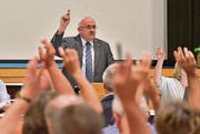 Gemeindepräsident Ruedi Zbinden stimmt mit der Versammlung ab. (Bild: Mario Testa)