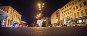 Freitagabend, 23 Uhr, Bahnhof: Auf den offiziellen Standplätzen links die Fahrzeuge von Ilg-Taxi. Rechts warten andere Frauenfelder Taxiunternehmen auf Kunden. (Bild: Andrea Stalder)