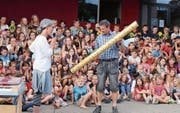 Die zukünftige Schulleiterin Martina Rottmeier überreicht Daniel Vetterli ein Regenrohr mit den Unterschriften aller Schüler. (Bild: Peter Spirig)