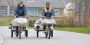 Die beiden Lehrlinge Albetrit Luma und Marcio Langhart bewältigen in ihrem Praktikum die Briefzustellung mit klassischen, gelben Postvelos. (Bild: Donato Caspari)