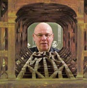 Brückenkenner Erwin Müller mit dem Originalmodell der heutigen Rheinbrücke. (Bild: Ernst Hunkeler)
