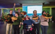 Die Gewählten nehmen das Resultat im HPV-Produktionszentrum mit grosser Freude entgegen. (Bild: Jil Lohse)