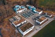 Mit verschiedenen Becken soll die ARA Oberglatt nachgerüstet werden. Erstellt werden diese auf der Reservefläche (links). (Bild: Marc Häusler)