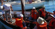 Die Segler und ihre Gäste sind für ihren Ausflug bereit. (Bild: Manuela Olgiati)