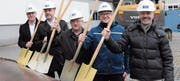 CEO Jörg Müller, Gesamtprojektleiter Martin Diem, Gemeindepräsident Andreas Gantenbein, Betriebsleiter Ingo Schwab und Architekt Beat Oberhänsli (von vorne). (Bild: bei)
