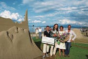 Karlis Ile und Maija Puncule (Mitte) heissen die glücklichen Gewinner. (Bild: Perrine Woodtli)