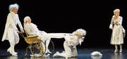 Der kleine Page Cherubino (Natalia Skrycka, rechts) weiss zu viel und hält seine Lust nicht im Zaum – das muss er büssen. Basilio (Uwe Gottswinter) und Graf Almaviva (Vincenzo Neri) machen sich aus dem Machtspielchen eine Mordsgaudi. (Bild: Bregenzer Festspiele/Karl Forster)