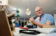 Marco Tizzoni in seiner Werkstatt: Das «Gürtlen» soll Hobby bleiben, um die Leichtigkeit zu bewahren. (Bilder: David Scarano)