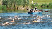 80 Helfer sorgen am Sonntag für die nötige Sicherheit der Teilnehmer am Triathlon Märwil. Beispielsweise beim Schwimmen im Riet. (Bild: PD)
