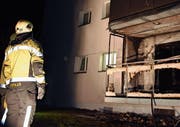 Trotz rascher Präsenz der Feuerwehr existiert vom betroffenen Balkon nur noch das Gerüst. (Bild: Kapo)