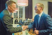 Der unterlegene Bewerber Stefan Haffter gratuliert dem frisch gekürten Regierungsratskandidaten der FDP, Walter Schönholzer. (Bild: Reto Martin)