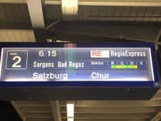 Anzeige für den Regionalexpress in Buchs: Ob der Zug wohl wirklich via Salzburg nach Chur fährt? (Bild: Esther Brenzikofer)