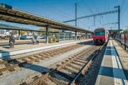 Im Weinfelder Bahnhof gestern nachmittag: Auf Gleis 5 ist soeben die S8 aus Pfäffikon eingefahren, auf dem Perron 3 warten Reisende auf den Schnellzug nach Frauenfeld. (Bild: Reto Martin)