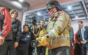Ueli Maurer war 20 Jahre lang in der Feuerwehr. An der Olma bekam er gestern Gelegenheit, das Löschen wieder einmal zu üben – zumindest virtuell. (Bild: Hanspeter Schiess)