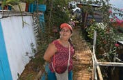 Yisela Quintero in den terrassierten Gärten am Rande Medellins. (Bild: Sandra Weiss)
