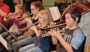 Voller Konzentration üben die Musikanten der Jugend-Brass-Band Appenzellerland für die zwei Konzerte in Brülisau und Speicher. (Bild: kst)