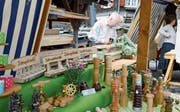 Geschenke aus Holz mit Albert Moser, Rebstein, an der Drechsler-Drehbank im Hintergrund.