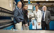 Vertreterinnen und Vertreter der SVP Thurgau in einer Werkhalle der Ernst Fischer AG in Romanshorn: Nationalrat Markus Hausammann, Nationalrätin Diana Gutjahr, Bildungsdirektorin Monika Knill und Kantonalpräsident Ruedi Zbinden. (Bild: Reto Martin)