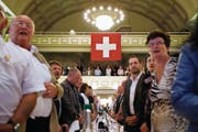 AUNS-Mitglieder singen an einer Hauptversammlung die Nationalhymne. (Bild: PETER KLAUNZER (KEYSTONE))