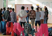 Flüchtlinge aus Syrien, Pakistan, Kosovo und Sri Lanka beim Deutschunterricht in Eggersriet. (Bild: Daniela Huber-Mühleis)
