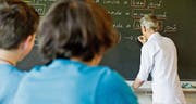 Der Lehrer im Klassenzimmer – ein seltenes Bild. Vor allem in der Unter- und Mittelstufe sind die Lehrerinnen heute deutlich in der Überzahl. (Bild: Donato Caspari)