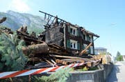 Das Zweifamilienhaus musste noch während der Löscharbeiten abgebrochen werden. (Bild: Corinne Hanselmann)