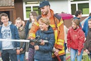 Die Schülerinnen und Schüler wurden nicht nur theoretisch geschult, sondern durften auch selber anpacken. (Bild: Fotostudio Fabienne)