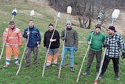 Einige Mitglieder der Knabengesellschaft präsentieren stolz die selbst gefertigten Fackeln. (Bild: PD)