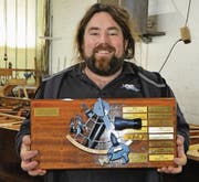 Stefan Züst zeigt den Langfahrtenpreis mit Sextant des Freundeskreises klassischer Yachten. (Bild: Margrith Pfister-Kübler)