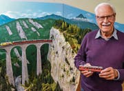 Sein ganzer Stolz: Paul Ryvola vor seinem detailgetreuen Modell des Landwasserviadukts. (Bild: Christoph Heer)