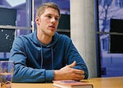 Krimi-Autor aus Lengwil: Severin Schwendener stellt seinen dritten Roman vor. Den Stoff dazu lieferten Erlebnisse an der ETH Zürich. (Bild: Reto Martin)