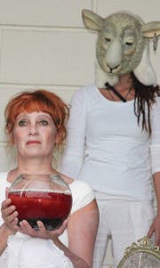 Die Performance-Gruppe nahm sich in «Snow white too» des Themas Selfies auf unterhaltsame Art und Weise an. (Bild: Christof Lampart)