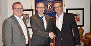 Der abtretende Präsident Martin Diem, rechts, gratuliert seinem Nachfolger Anjan Sartory, links Reto Mayer, der «Sozialminister» des Clubs. (Bild: Hans Hürlemann)