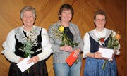Die Jubilarinnen Paula Beusch (links) und Doris Egloff (rechts) mit der scheidenden Präsidentin Regula Gisler (Mitte). (Bild: PD)