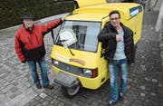 Armin Geiger, Besitzer eines Piaggio Ape, und Franco Capelli, Marktchef von Bischofszell, vor dem Bogenturm. (Bild: Georg Stelzner)